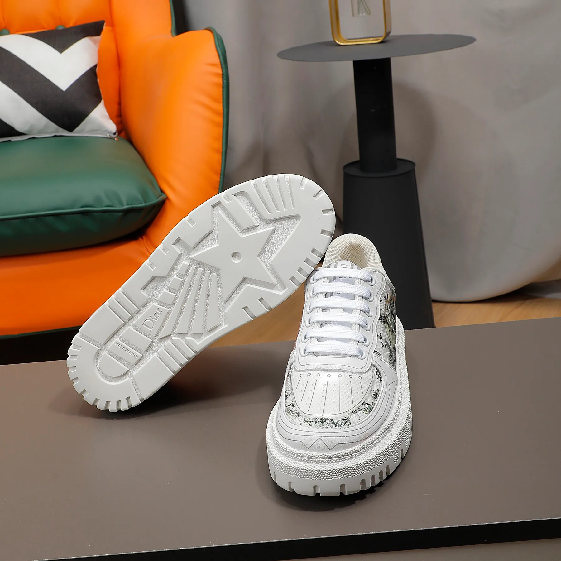 👟👟Ex-factory price 480👟👟 Dior's new casual white shoes, original mold opening, fabric: transparent film 3D printed petal butterfly, mold embossed concave and convex butterfly, laminated hot melt adhesive breathable mesh with first-layer cowhide➕breathable mesh lining. TPU evacuated outsole Injection latex sheepskin feet Color: red, blue, gray Code number 35-40 (41 can be customized)